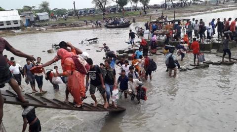 বেতুয়া ঘাটে পন্টুনের অভাবে ঝুঁকি নিয়ে লঞ্চে উঠছে যাত্রীরা